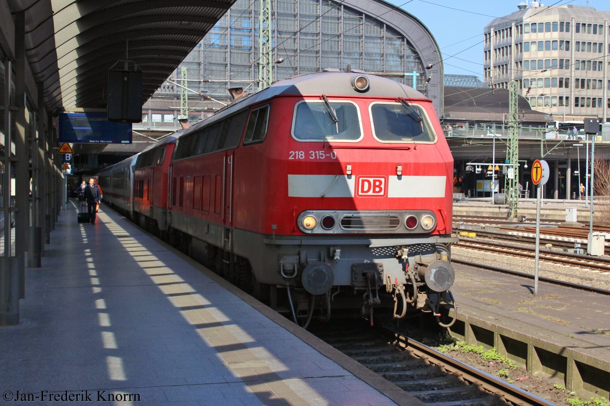 Bild 125:
Am 09.04.2015 brachten 218 315-0 und eine Schwesterlok den IC 2375 Westerland-Karlsruhe von Westerland bis Hamburg. Hier zu sehen sind die Loks kurz vorm Absetzen in Hamburg Hbf.