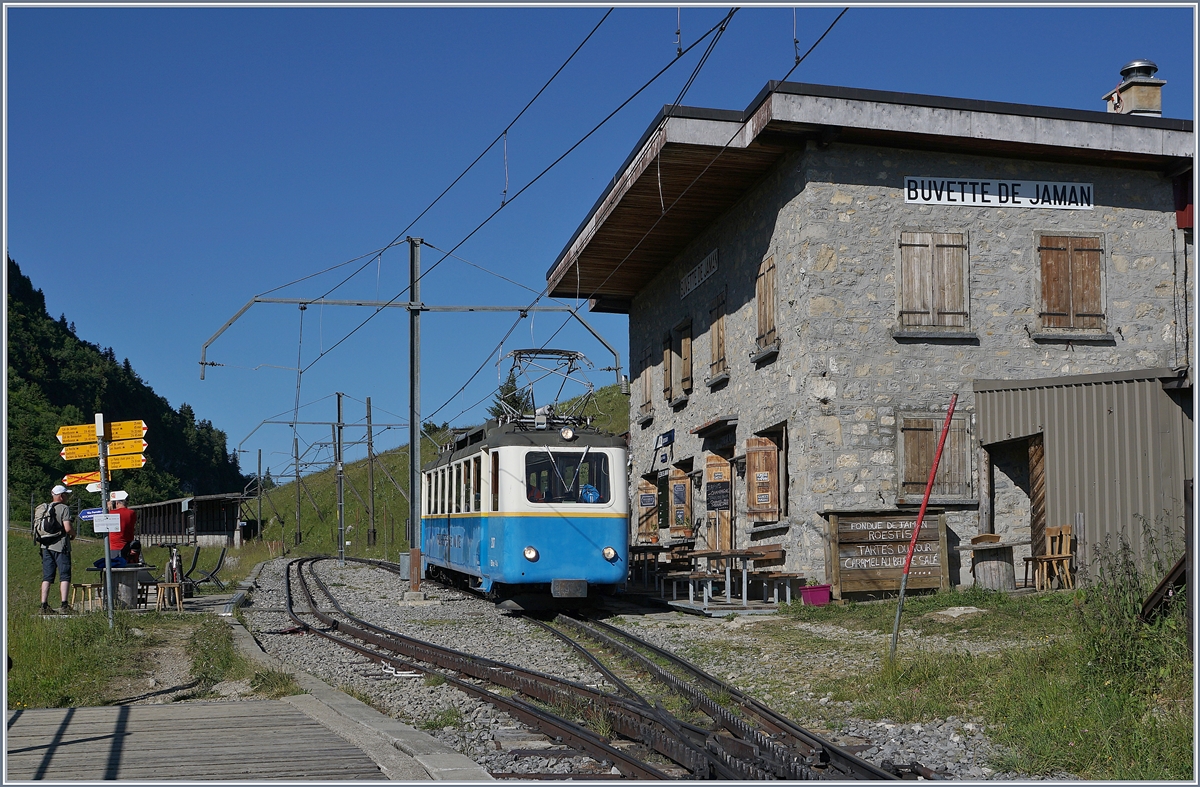 Bild 2 führt den Betrachter an einem prächtigen Sommertag in Gebirge, nach Jaman, zur Rochers de Naye Bahn, wo gerade der Bhe 2/4 207 im Bahnhof den Gegenzug abwartet. Der Bhe 2/4 war im Rahmen des  Rochers de Naye-Laufes im Einsatz. 

1. Juli 2018