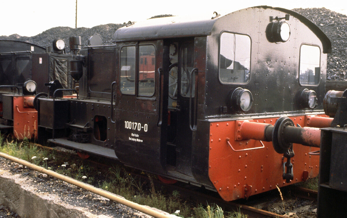 Bis zu ihrer z-Stellung und Ausmusterung im Jahr 1992 war die DR-Kleinlok 100 170 im Bw. Leipzig-Wahren beheimatet. Hier entstand auch am 19.09.1991 diese Aufnahme.