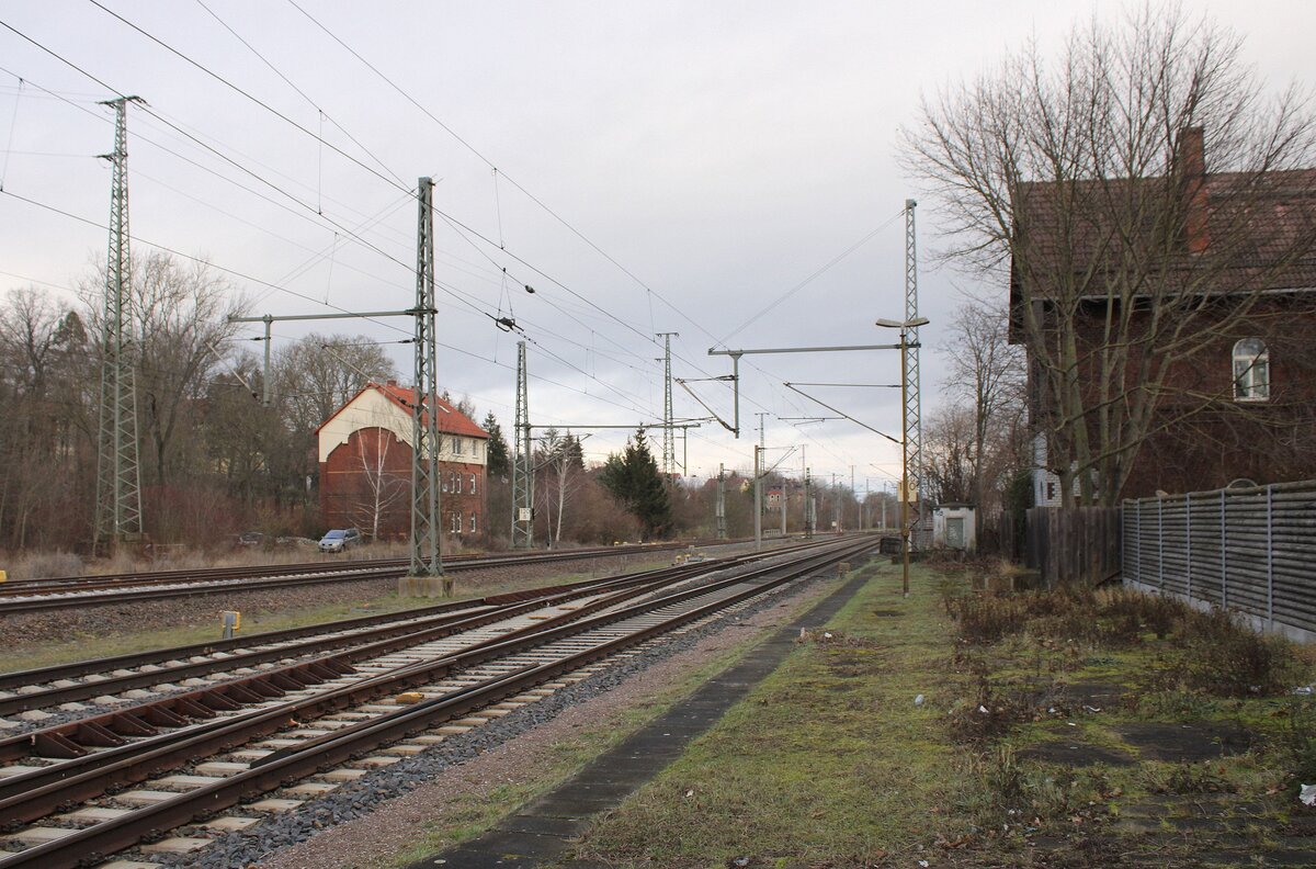 Blick am 15.12.2024 vom Bahnsteig 1 in Neutdietendorf in Richtung Erfurt.