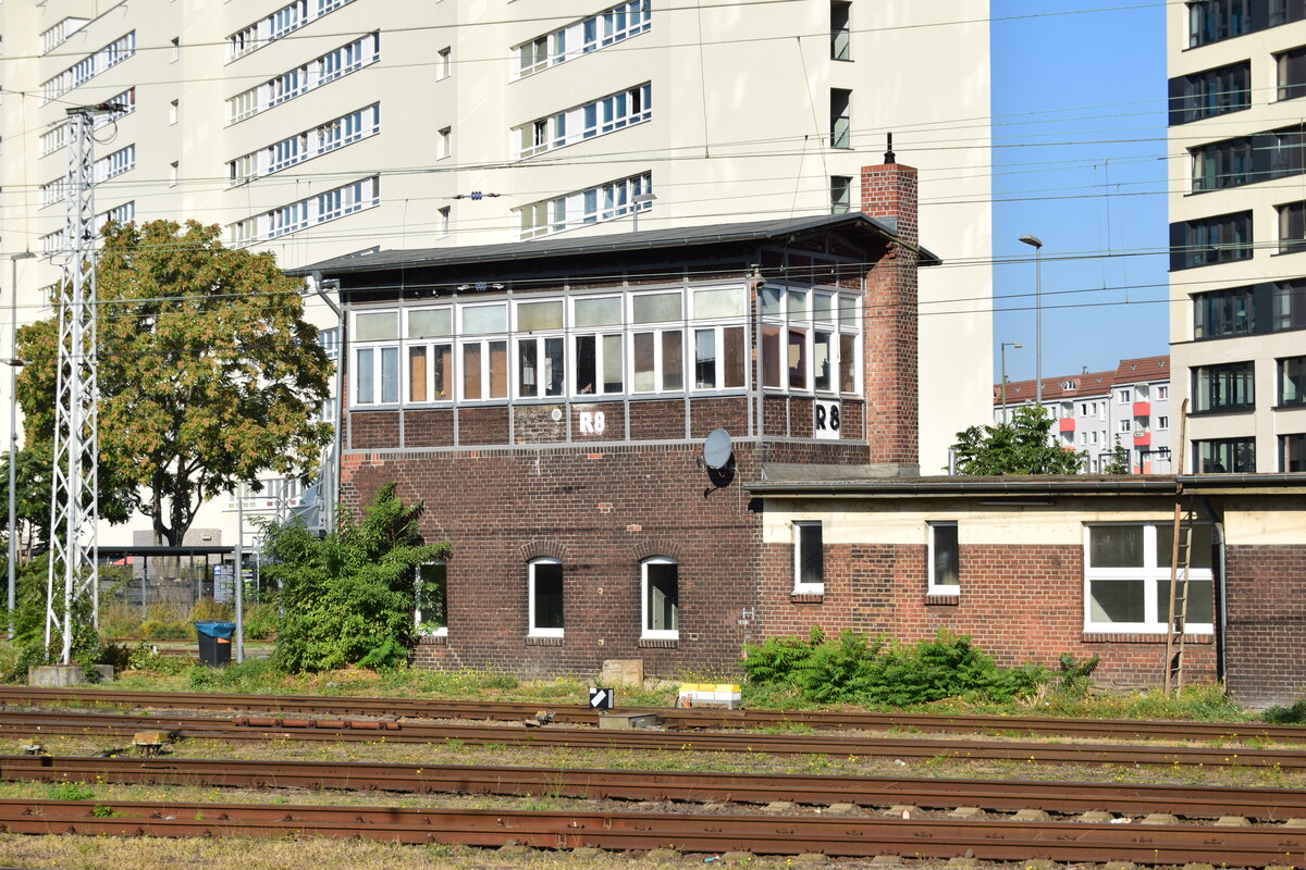 Blick auf das 1976 in Betriebgenommene Stelltwerk R8 in Berlin Lichtenberg. Die Bauart des Stellwerks ist Siemens & Halske 1912.

Berlin 22.09.2024