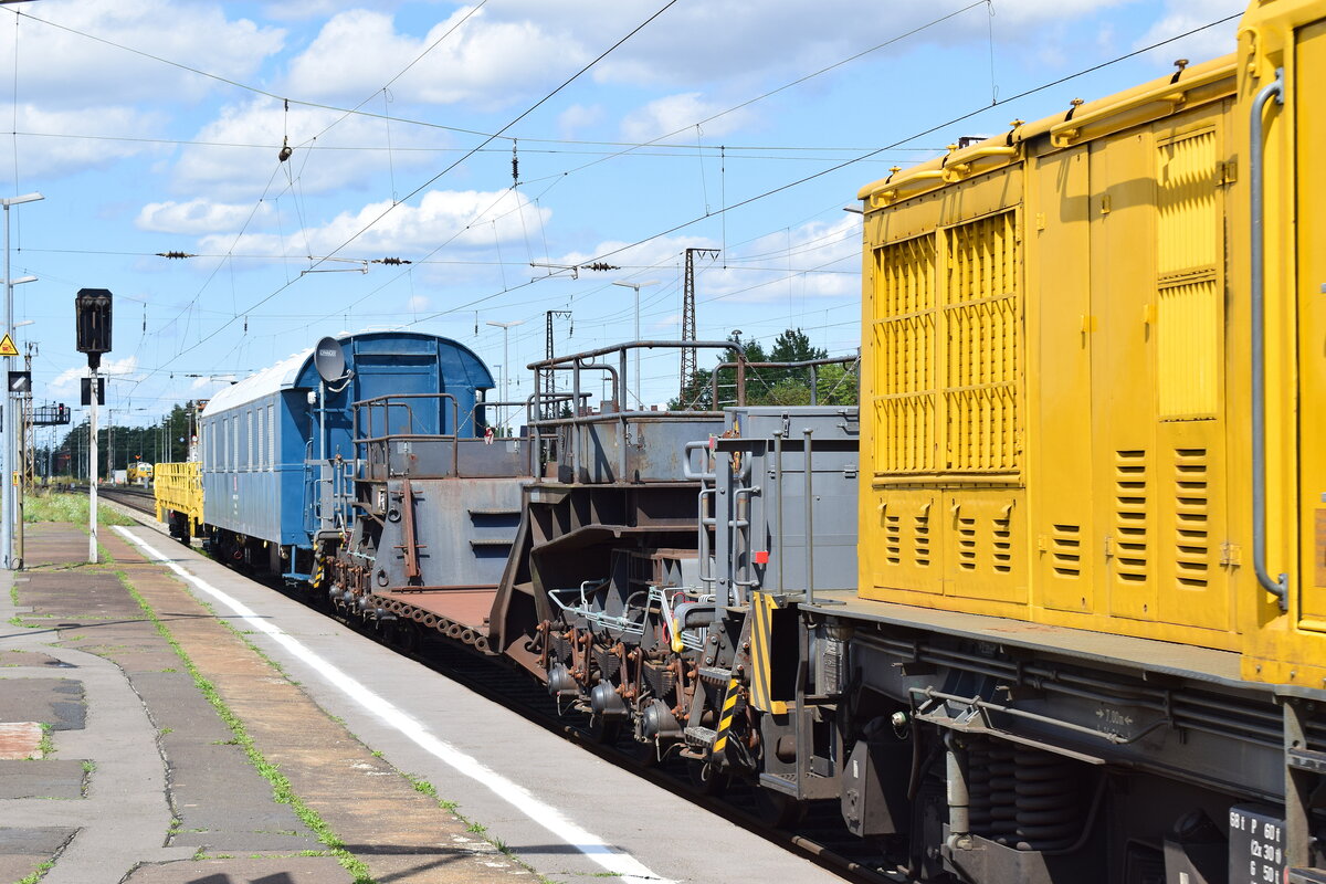 Blick auf den 8 Achsigen Schwerlastwagen welcher von 203 311 gezogen wurde. Hinter dem Schwerlastwagen befand sich noch ein Begleitwagen sowie ein Gerätewagen. 

Großkorbetha 10.08.2021