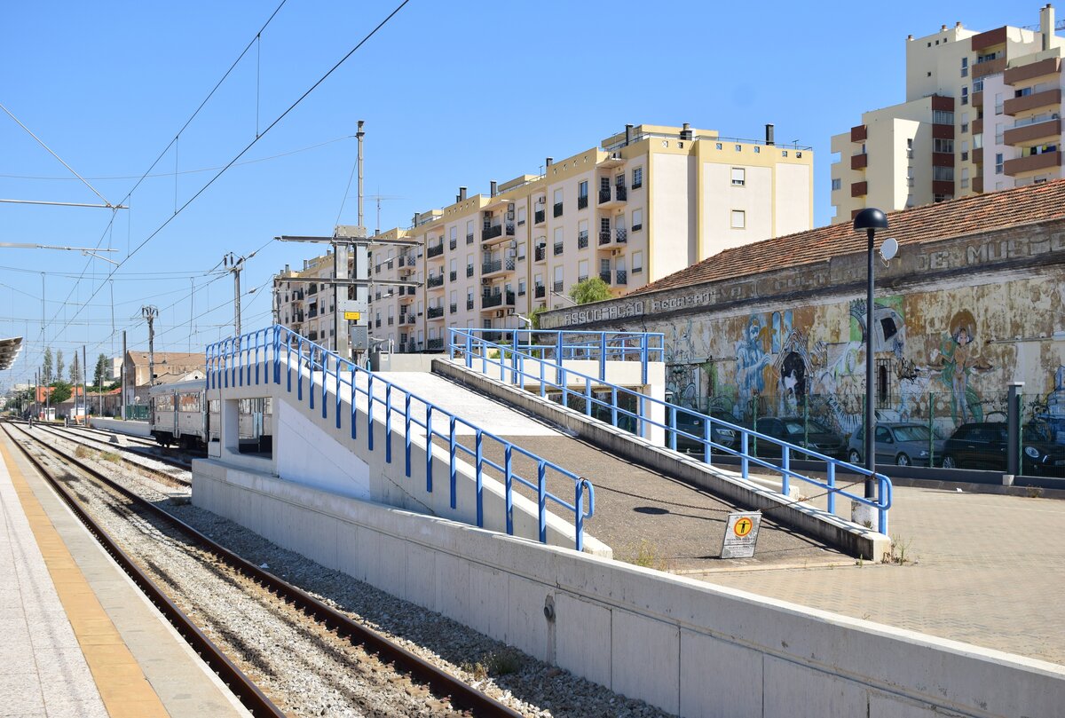 Blick auf die alte Autoreisezuganlage in Faro. Diese wird seit ca 2006 nicht mehr genutzt. Dennoch macht ihr Zustand einen guten Eindruck. Der letzte Autoreisezug der hier bedient wurde war die Verbindung zwischen Porto und Faro.

Faro 25.06.2024