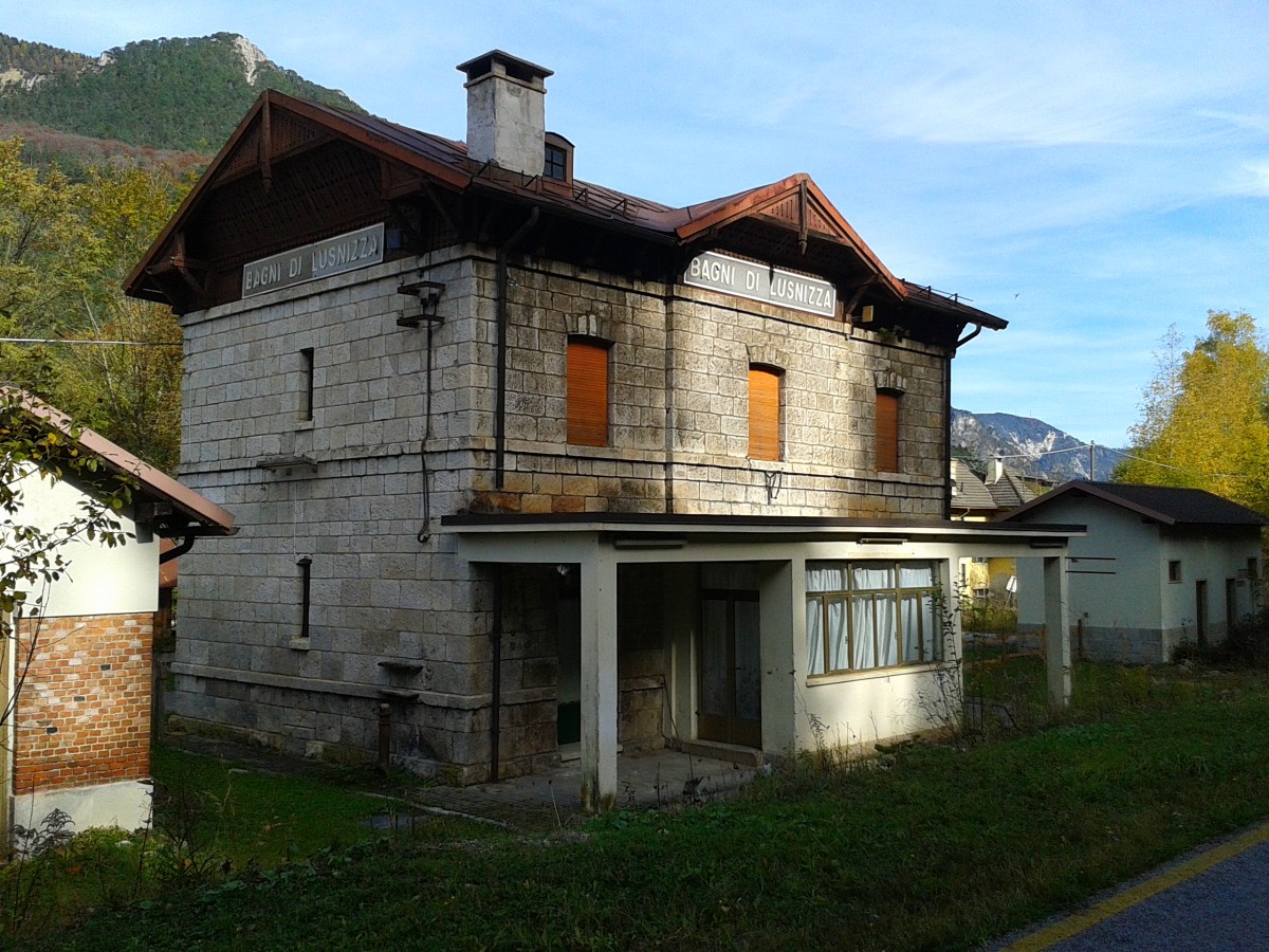 Blick auf das Bahnhofsgebäude des aufgelassenen Bahnhofs Bagni di Lusnizza an der alten Pontebbana. (25.10.2015)