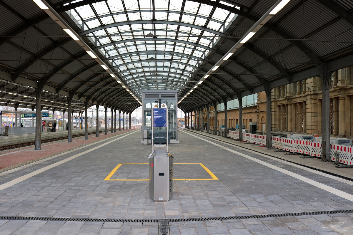 Blick auf den Bahnsteig 8/9 der neuen Ostseite in Halle(Saale)Hbf. [2.12.2017 | 15:15 Uhr]