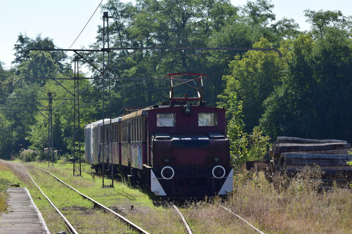 Blick auf die ehemalige Lok 14 der STraußberger Eisenbahn in Buckow. Die Loks des Typs EL4 mit der Fabriknummer 9890 wurde 1964 gebaut und im Juni 1964 an das Getränkeflaschenkombinat Berlin, 
VEB Glaswerk Stralau ausgeliefert. Dort war sie 10 Jahre im Einsatz ehe sie zur Straußberger Eisenbahn zum Zweigbetrieb Schienenverkehr des VEB Kraftverkehr und Spedition Fürstenwalde gelangte. Im Oktober 1989 wurde die Lok außer Dienst gestellt. Seit 2004 war sie eine Leihgabe an die Buckower Kleinbahn ehe sie 2012 in deren Besitz überging. Dahinter stehen einige Fahrzeuge die auf eine Aufarbeitung hoffen.

Buckow 22.09.2024