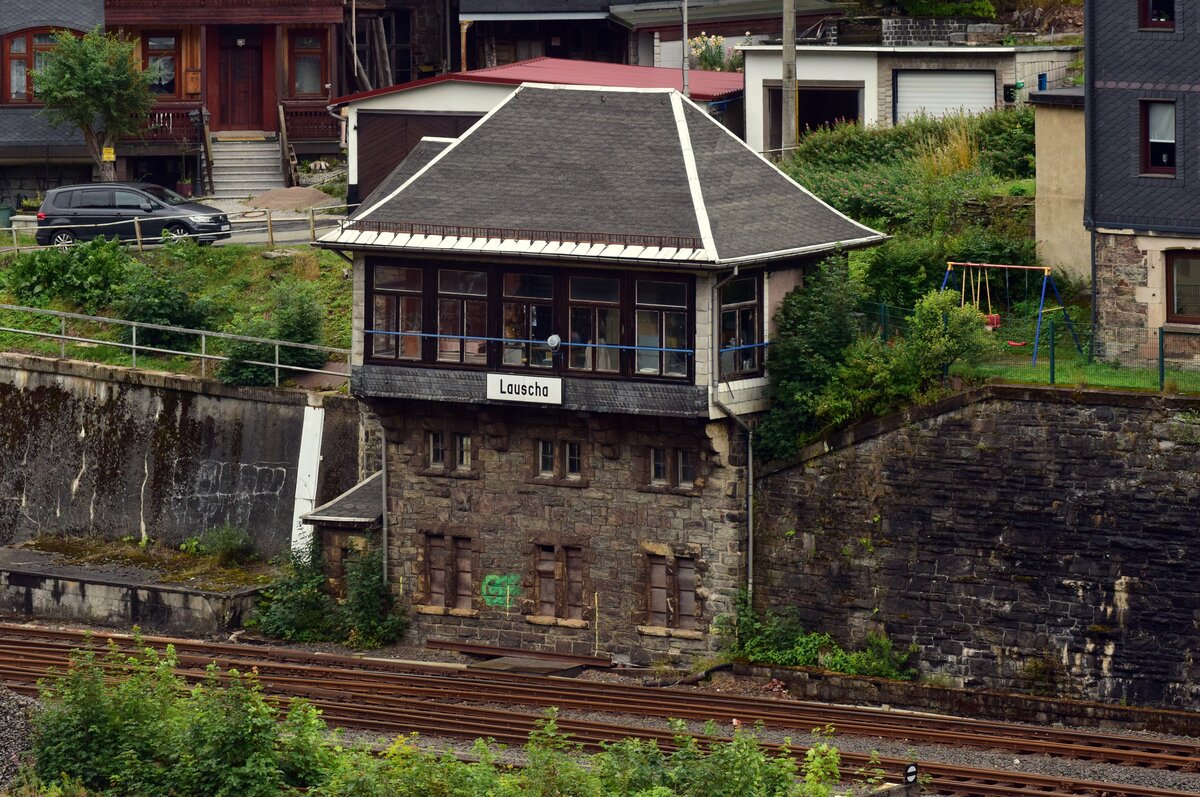 Blick auf das ehemalige Stellwerk in Lauscha. Das Stellwerk der Bauart Jüdel ging 1912 in Betrieb und wurde am 22.1.1997 außer Betrieb genommen und durch ein ESTW ersetzt. Das Gebäude ist verkauft und heute bewohnt oder anderweitig genutzt.

Lauscha 02.08.2023