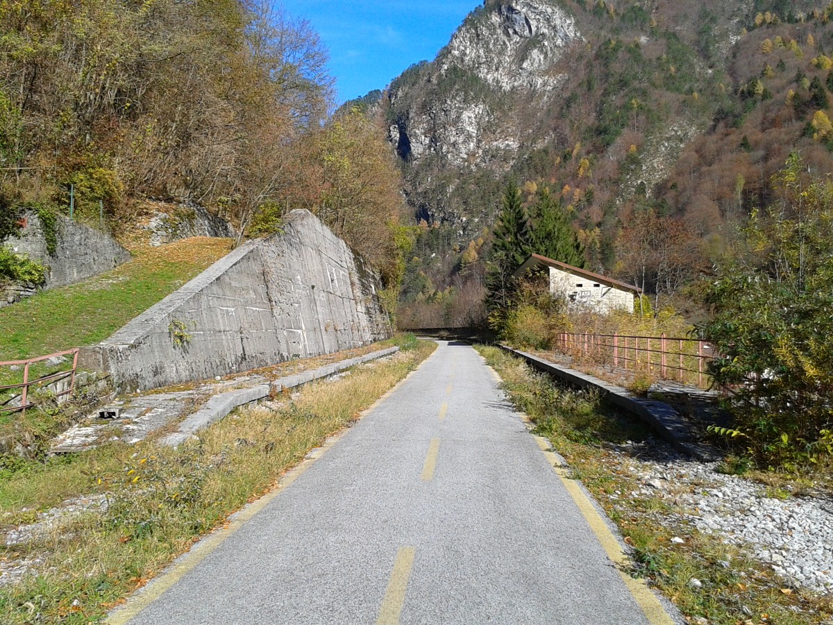 Blick auf den ehemaligen Bahnhof Pietratagliata an der alten Pontebbana. Aufgenommen am 8.11.2015
