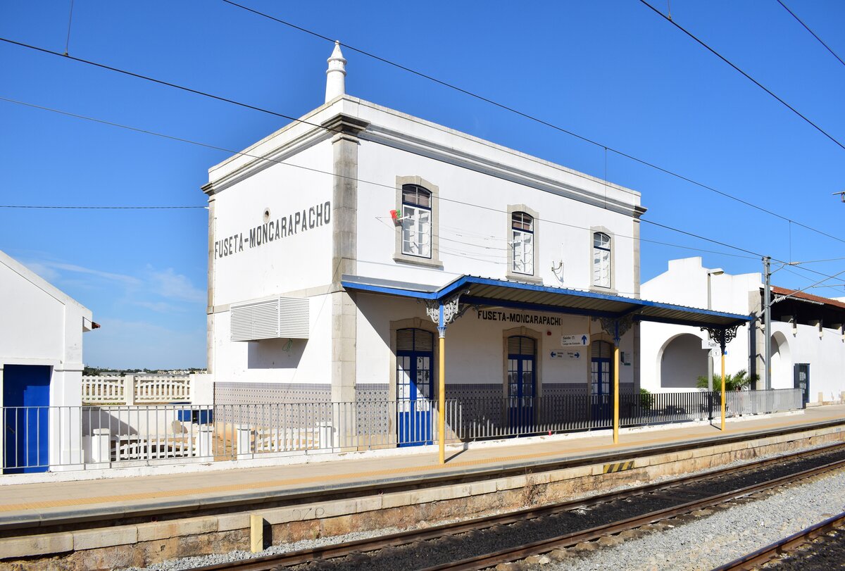 Blick auf das Empfangsgebäude in Fuseta. Ehemals Fuseta-Moncarapacho. Das Gebäude wurde vermutlich mit dem Bau der Algarve Linie 1904 in Betrieb genommen. Heute steht das Empfangsgebäude leer macht aber dennoch einen äußerlich gepflegten Eindruck.

Fuseta 23.06.2024