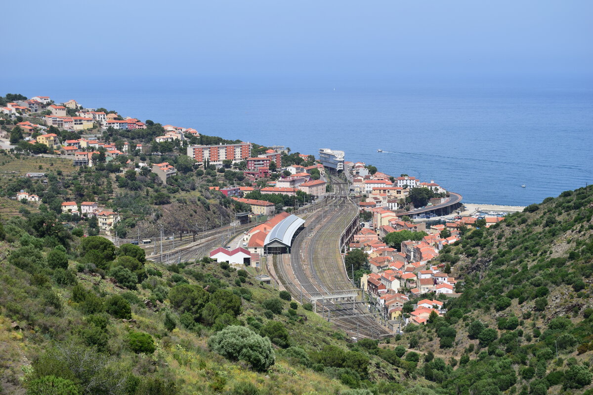 Blick auf den Grenzbahnhof Cerbère in Frankreich. Links hinter dem Berg verstecken sich die gewaltigen Umlade und Umspuranlagen für das spanische Breitspurnetz. Der Verkehr in Cerbere ist recht überschaubar. Es gibt Regionalzüge nach Avignon und zum spanischen Grenzbahnhof Port Bou und den Nachtzug nach Paris Austerlitz. 

Cerbère 18.06.2024