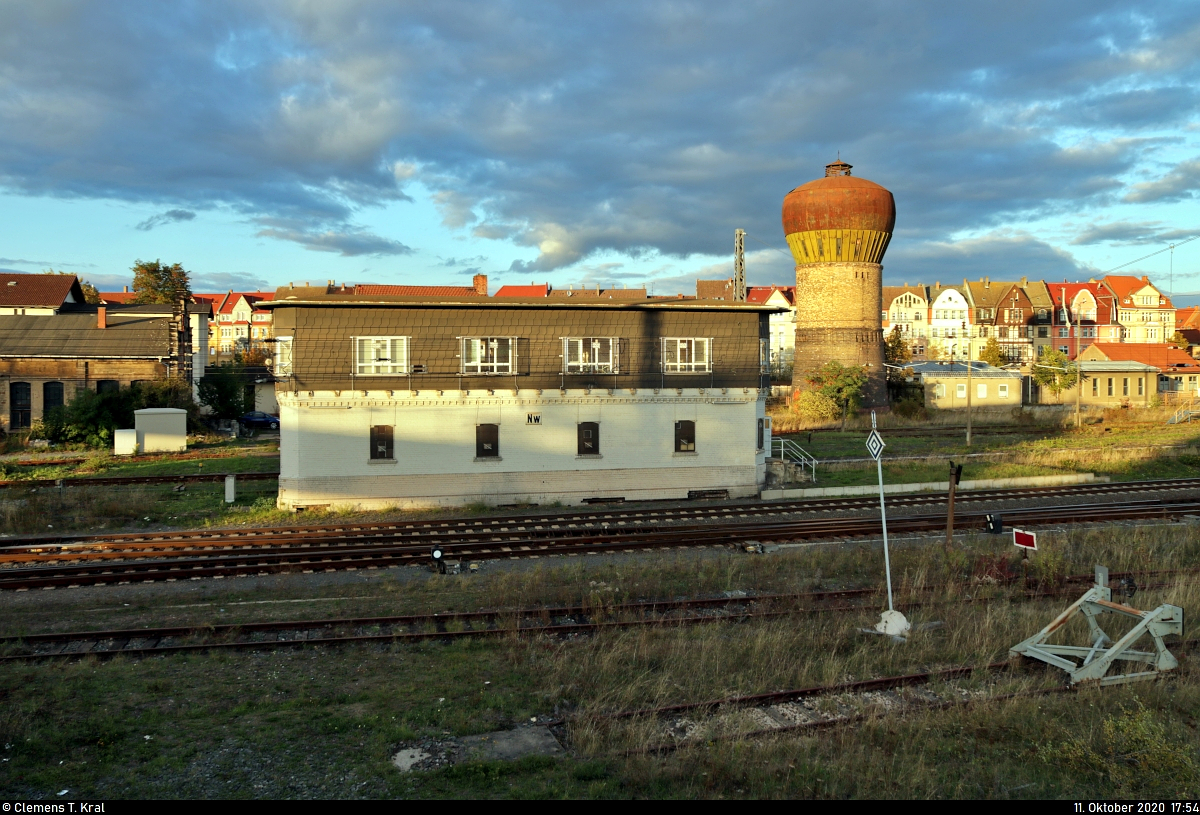 Blick auf das mechanische Weichenwärter-Stellwerk  Nw , Bauart Jüdel (einheitsähnlich), des Bahnhofs Nordhausen, mit altem Wasserturm im Hintergrund.
Aufgenommen von einer Zufahrt zur Brücke Bruno-Kunze-Straße.

🚩 Bahnstrecke Halle–Hann. Münden (KBS 590)
🕓 11.10.2020 | 17:54 Uhr