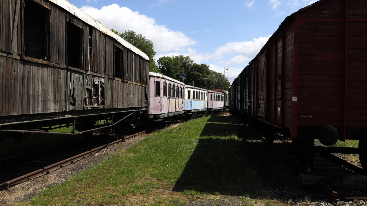 Blick auf die zahlreichen abgestellten Wagen im Eisenbahnmuseum  Výtopna Jaroměř.
21.05.2022  10:50 Uhr.