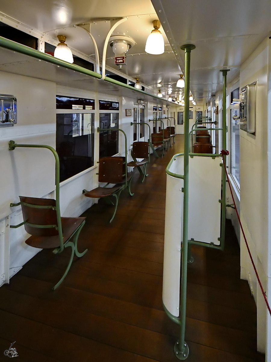 Blick in den Fahrgastraum des aus dem Jahr 1919 stammenden Metrozuges R-6  Cuatro-Caminos . (Madrid-Chamartin, November 2022)