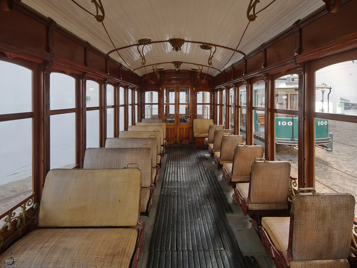 Blick in den Innenraum von Wagen No.315  Fumista  oder auf deutsch  Raucher , weil im Innern bei geöffneten Fenstern geraucht werden durfte. (Museu do Carro Eléctrico Porto, Januar 2017)