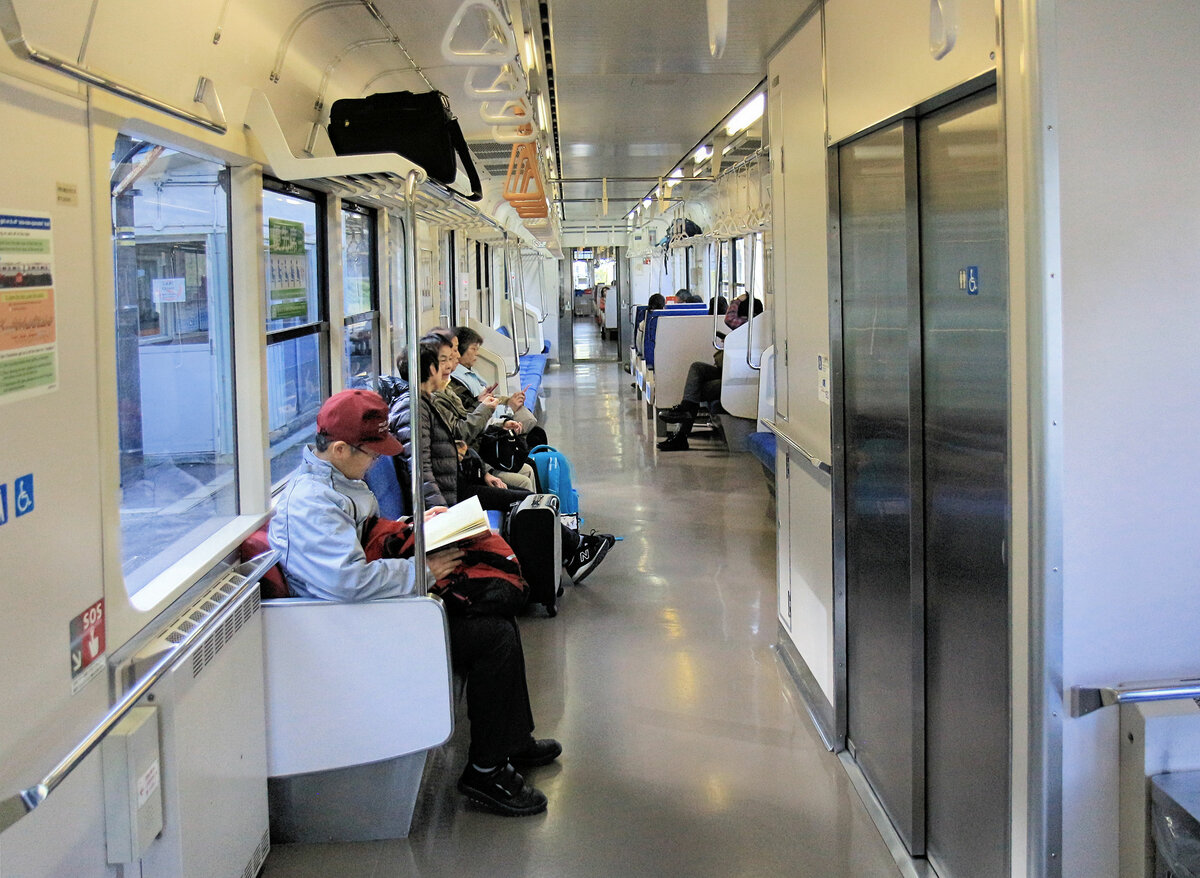 Blick ins Innere des Triebwagenzugs E127-111 für den Betrieb in den japanischen Alpen. 4.November 2018 