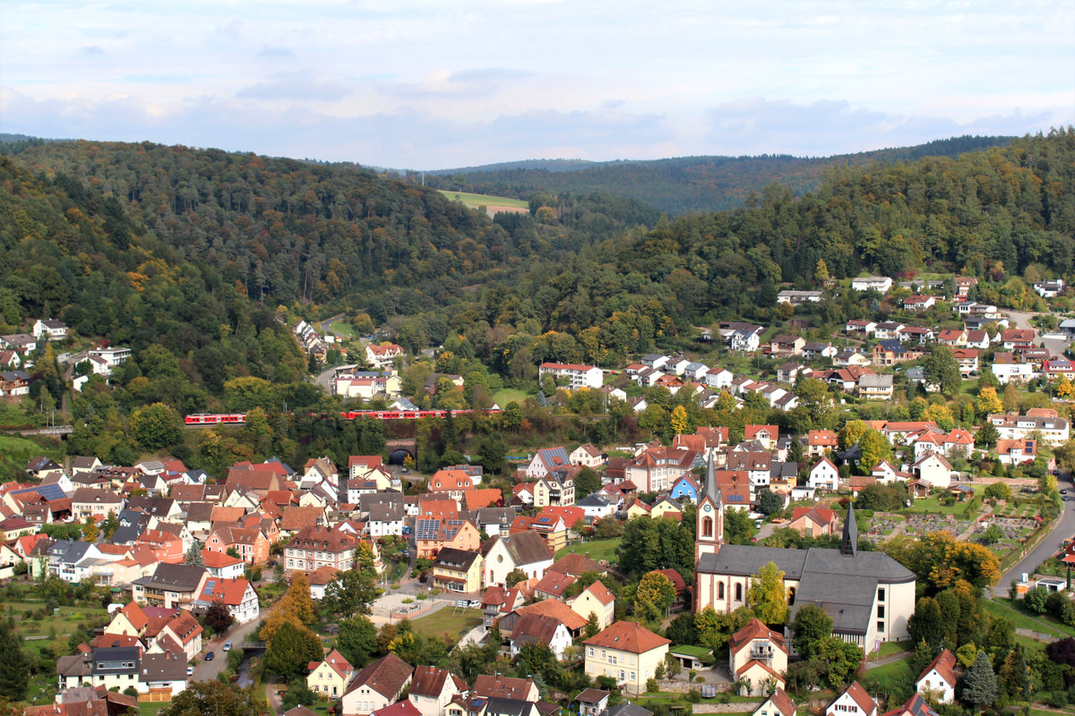 Blick von der Minneburg auf Neckargerach am 29.09.2017. Gut zu erkennen ist die Streckenführung der Neckartalbahn, welche auf einem Damm den Ort durchfährt.