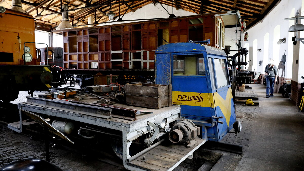 Blick in den Schuppen , im Eisenbahnmuseum  Výtopna Jaroměř, hier findet sich eine interessante
Elektrodraisine, die sehr nach Eigenbau aussieht. 21.05.2021  10:02 Uhr.