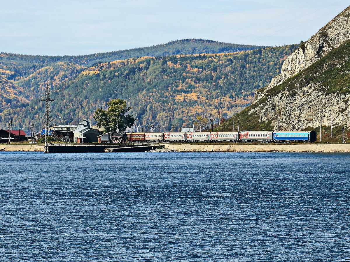 Blick über den Baikalsee in Richtung der ursprünglichen Trasse der Transsibirischen Eisenbahn am 16. September 2017.