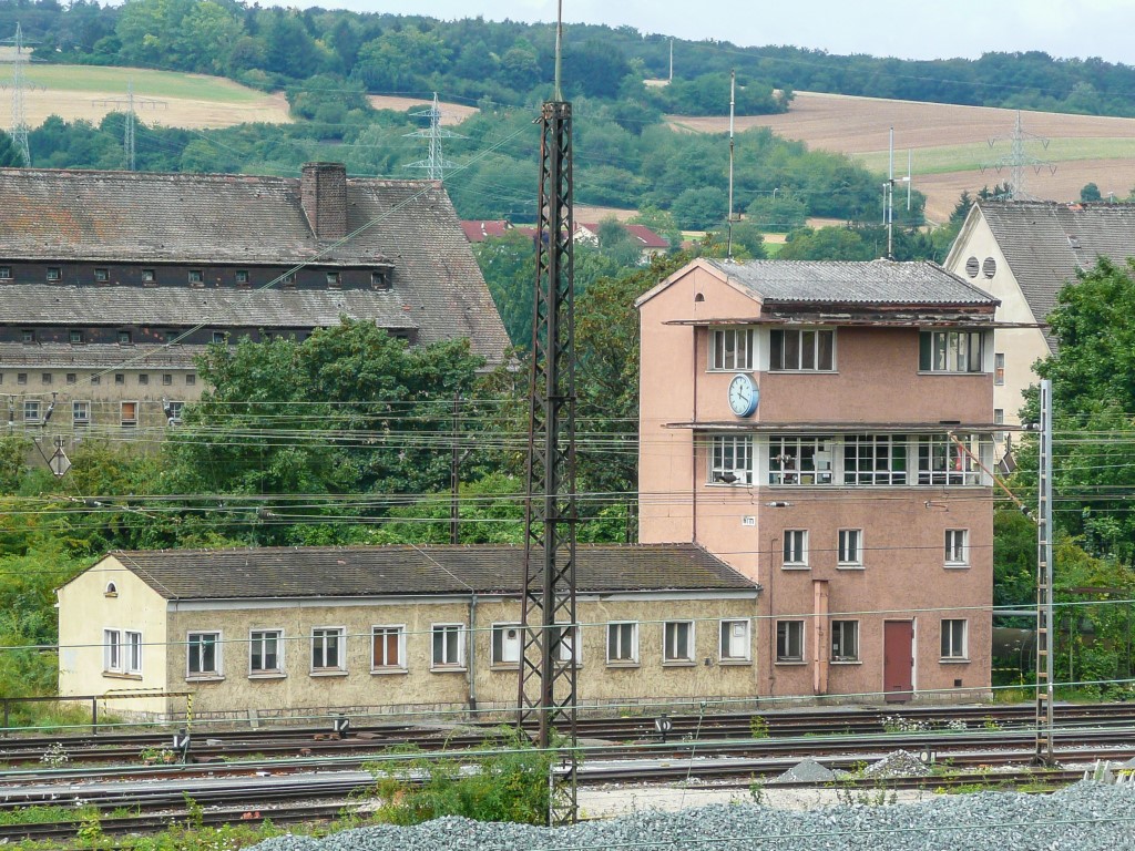 Blick über die Gleise nach Westen auf das Fahrdienstleister-Stellwerk in Würzburg-Zell am 12.8.09.