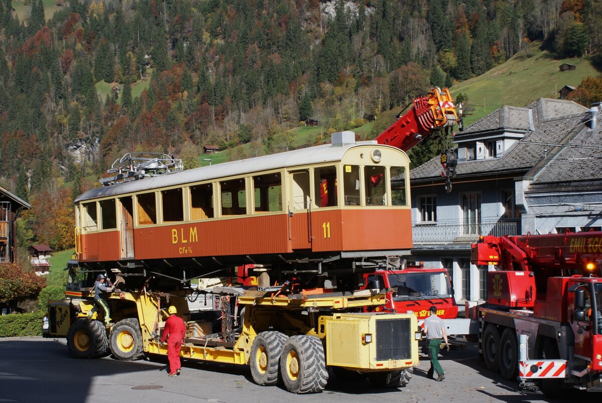 BLM Bergbahn Lauterbrunnen-Mürren: CFe 2/4 11 (SIG/MFO 1913), Vorbereitungen zum Umlad des Triebwagens vom Geländetransporter  Castor und Pollux  auf den Strassentransporter zur Fahrt nach Rain (Aussendepot des Verkehrshauses in Luzern), Lauterbrunnen, 24. Oktober 2024. 