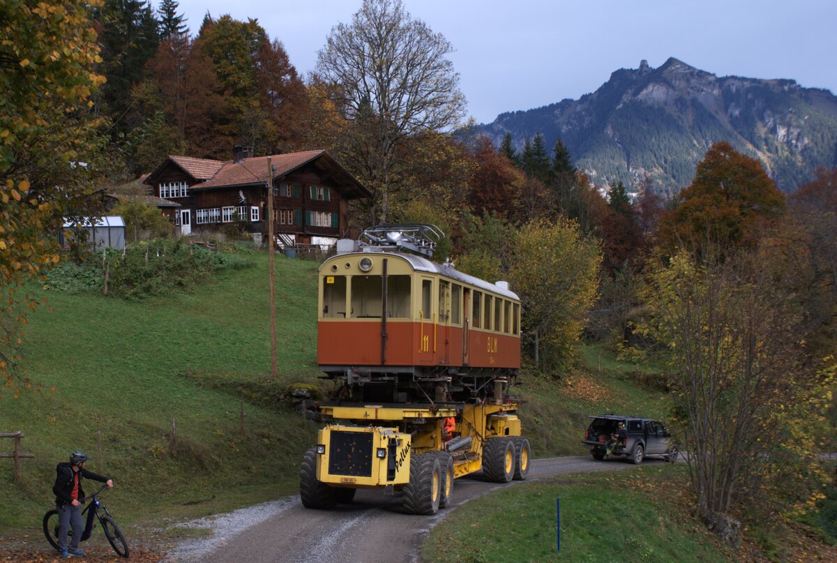 BLM Bergbahn Lauterbrunnen-Mürren: CFe 2/4 11 (SIG/MFO 1913), Taltransport Winteregg-Lauterbrunnen mit dem Spezialfahrzeug  Castor und Pollux , Abgabe des Triebwagens an das Verkehrshaus der Schweiz in Luzern, Alpweg (Gemeinde Lauterbrunnen), 24. Oktober 2024. Die Transporte auf den Alp- und Forstwegen zwischen Winteregg und Lauterbrunnen der Triebwagen 11 und 21 bis 23 talwärts und 101 bis 103 bergwärts besorgte die Wipfli AG, 6454 Flüelen, in Zusammenarbeit mit der Mountain-Trans AG, 6054 Kerns, der Eigentümerin des  Castor und Pollux , eines Spezialfahrzeuges für den Transport schwerer Lasten in alpinem Gelände. Das Schweizer Fernsehen berichtete über die Anlieferung von Triebwagen für die BLM am 15. Mai 2024 und auch bereits am 7. Juni 1967 (Triebwagen 21 bis 23, damals Transport via Standseilbahn Lauterbrunnen-Grütschalp). Diese Videos sind auffindbar und einsehbar im Fernseharchiv: siehe https://www.srf.ch/play/tv, Suchstichwort  BLM .   