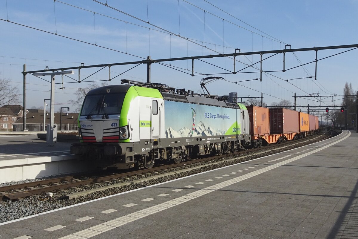 BLS 475 411 durchfahrt am 15 Februar 2023 mit ein KLV Blerick.