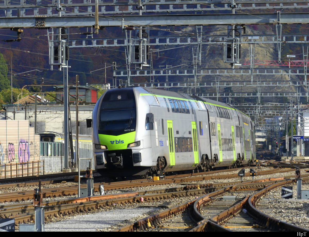 BLS - 515 037 mit RE beim verlassen des Bhf. Burgdorf am 31.10.2021 .. Standort des Fotografen ausserhalb der Geleisanlagen