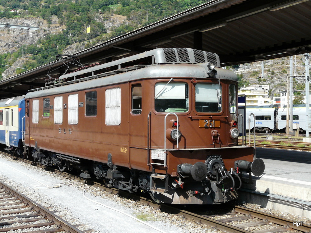 BLS - Ae 4/4  251 mit Extrazug im Bahnhof Brig am 07.09.2013