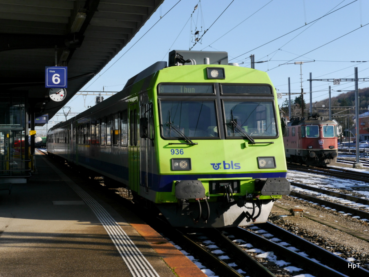 BLS - Ausfahrender Regoi nach Brgdorf an der Spitze der Steuerwagen ABt 50 85 80-35 936-4 im Bahnhof von Solothurn am 23.01.2016