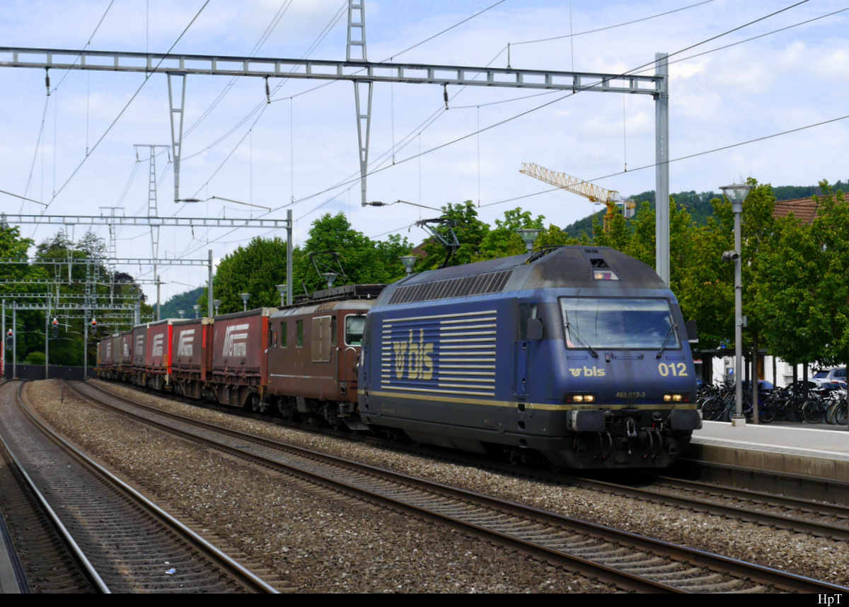 BLS - Lok 465 012-3 mit Re 4/4 185 vor Güterzug bei der Durchfahrt im Bahnhof Sissach am 27.07.2019