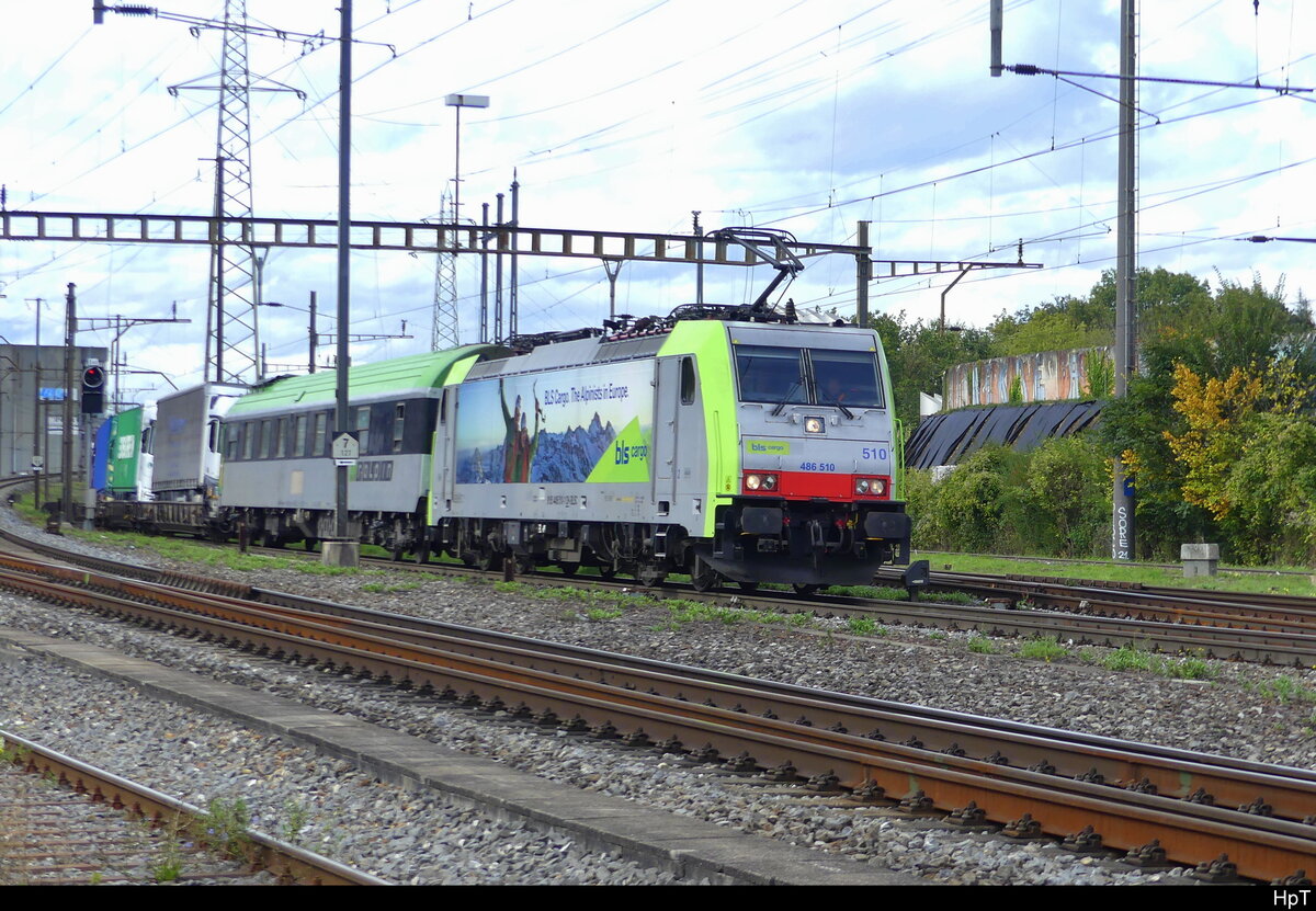 BLS - Lok 486 510-1 mit Rolla unterwegs in Pratteln am 2024.09.30 ... Standort des Fotografen ausserhalb der Geleise auf der Strasse