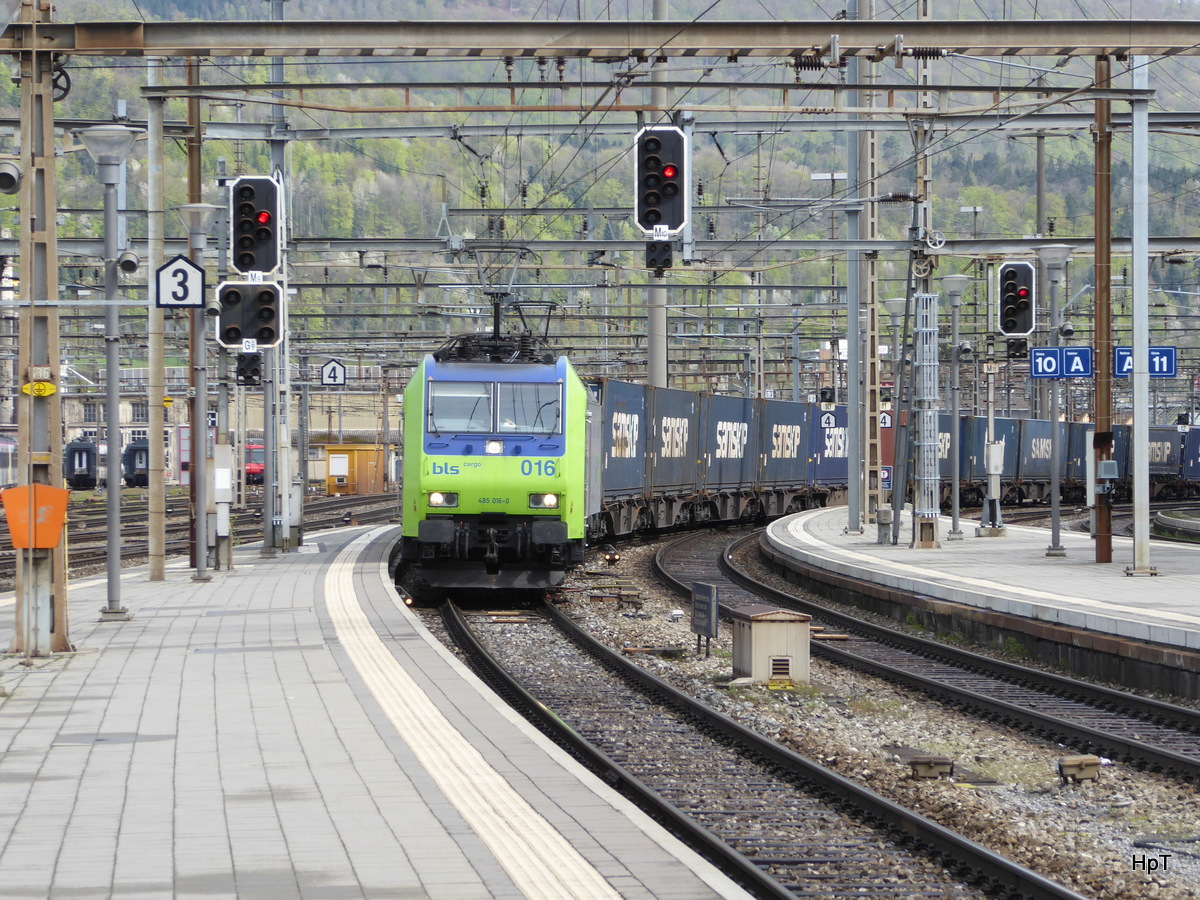 BLS - Lok`s  485 016-0 und 486 510 mit Güterzug bei der durchfahrt durch den Bahnhof von Olten am 16.04.2016