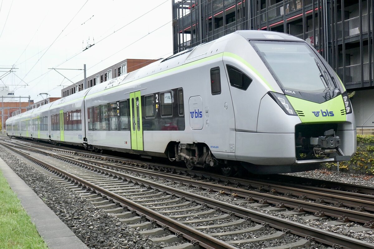 BLS MIKA RABe 528 101 am 8.10.22 nach der Abfahrt in Brünnen Westside.