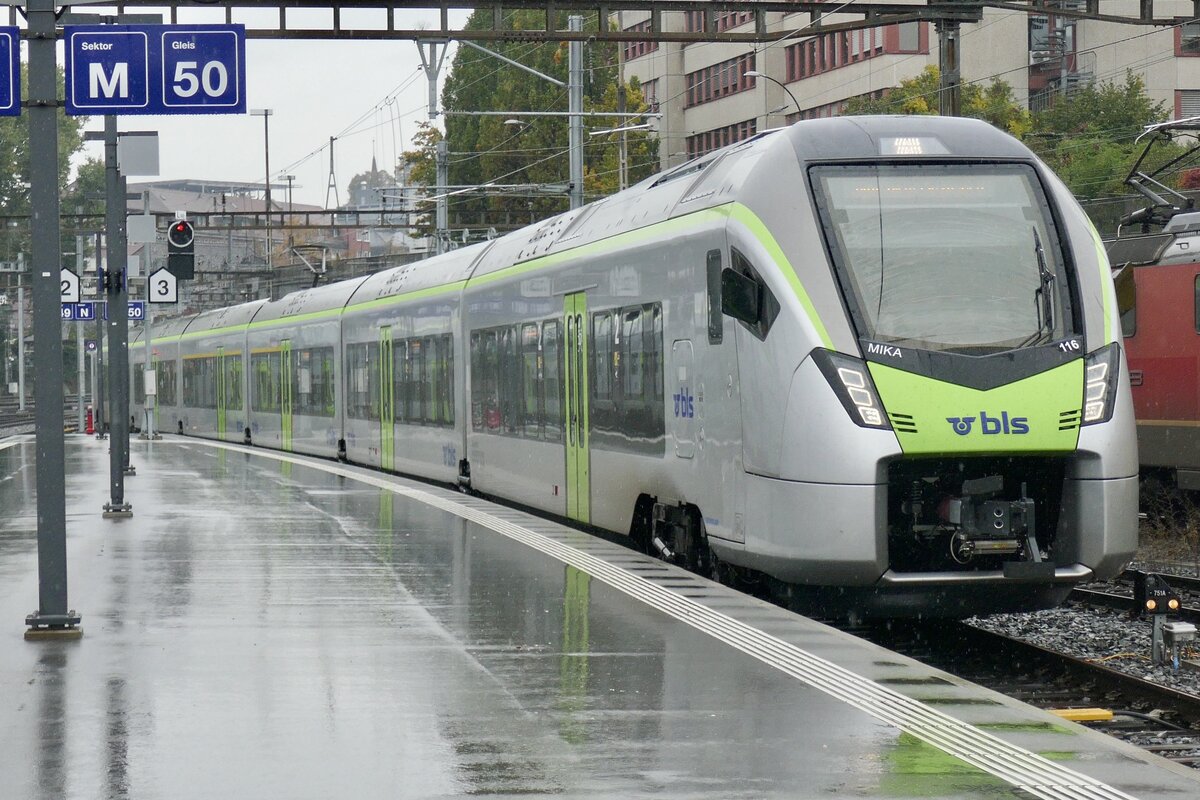 BLS MIKA RABe 528 116 am 8.10.22 bei der Einfahrt in den Bahnhof Bern.