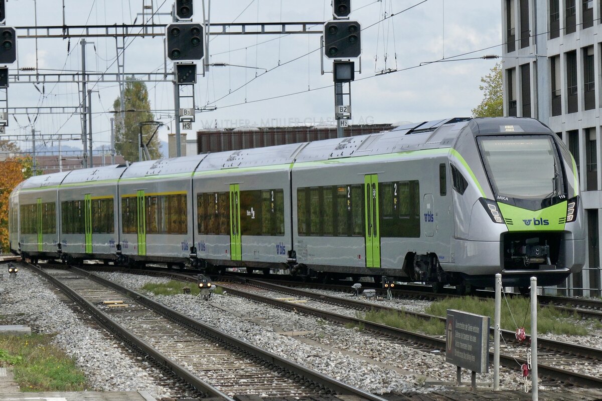 BLS MIKA RABe 528 119 am 11.10.22 bei der Einfahrt in Bümpliz Nord.