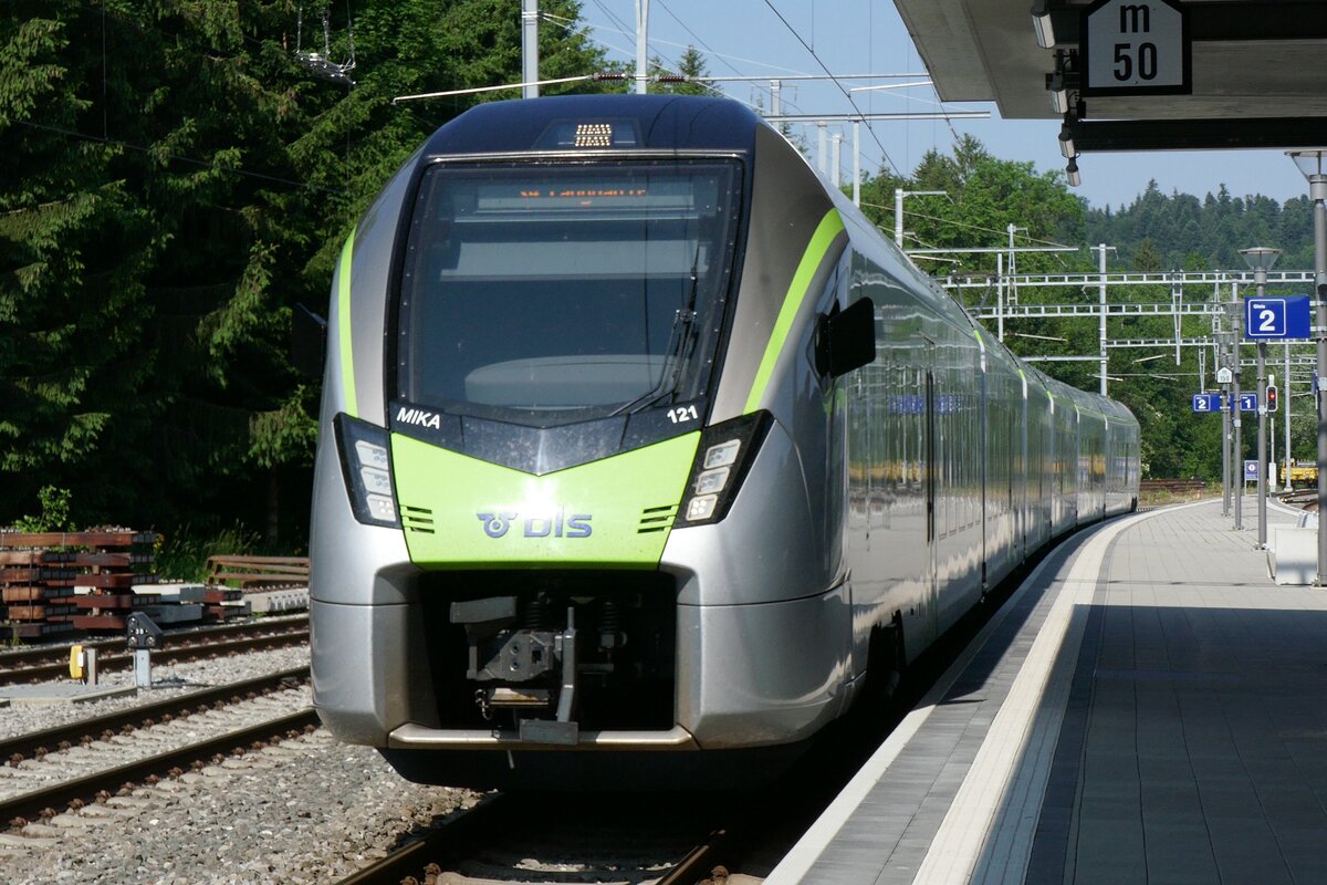 BLS MIKA RABe 528 121 am 6.6.23 bei der Einfahrt in den Bahnhof Ramsei.