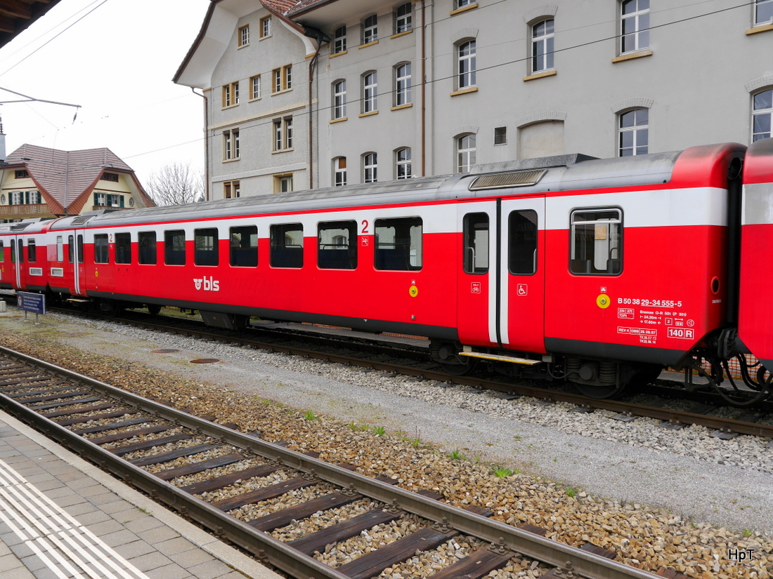 BLS - Personenwagen 2 Kl. B 50 38 29-34 555-5 abgestellt in Lützelflüh am 18.04.2015