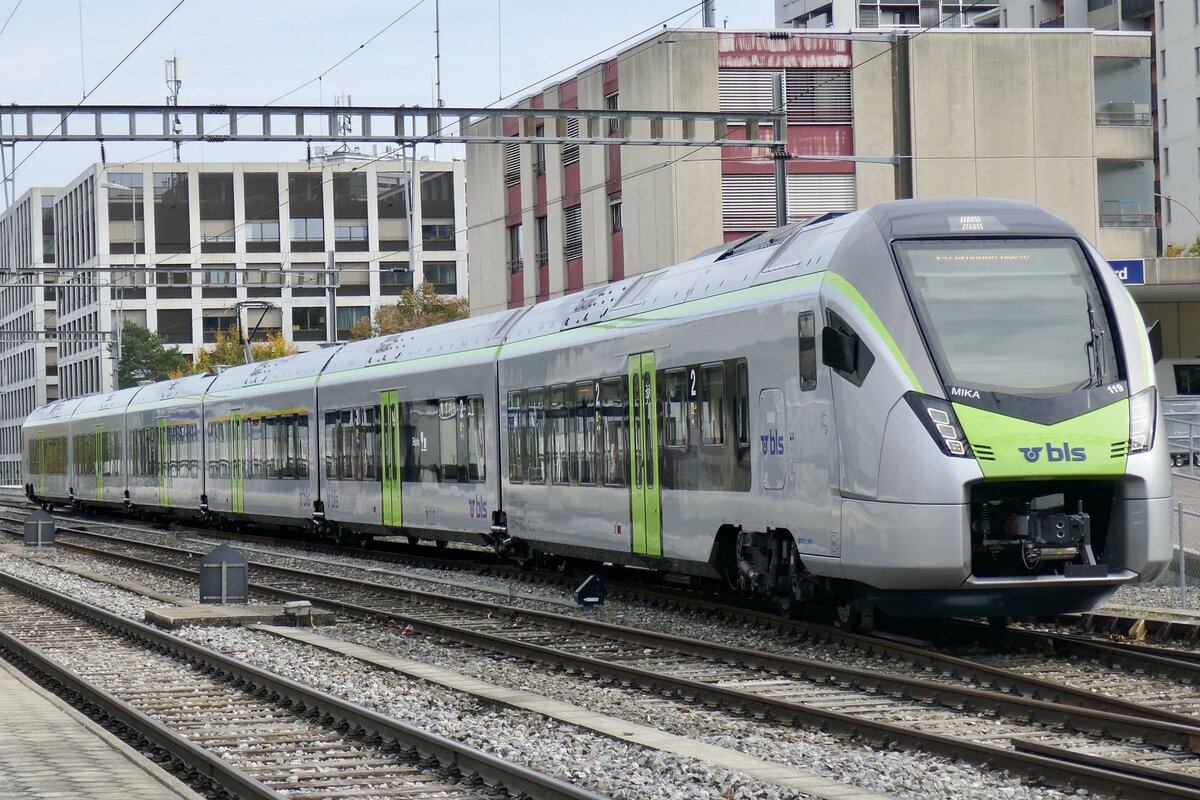 BLS RABe 528 119 am 11.10.22 bei der Abfahrt in Bümpliz Nord.