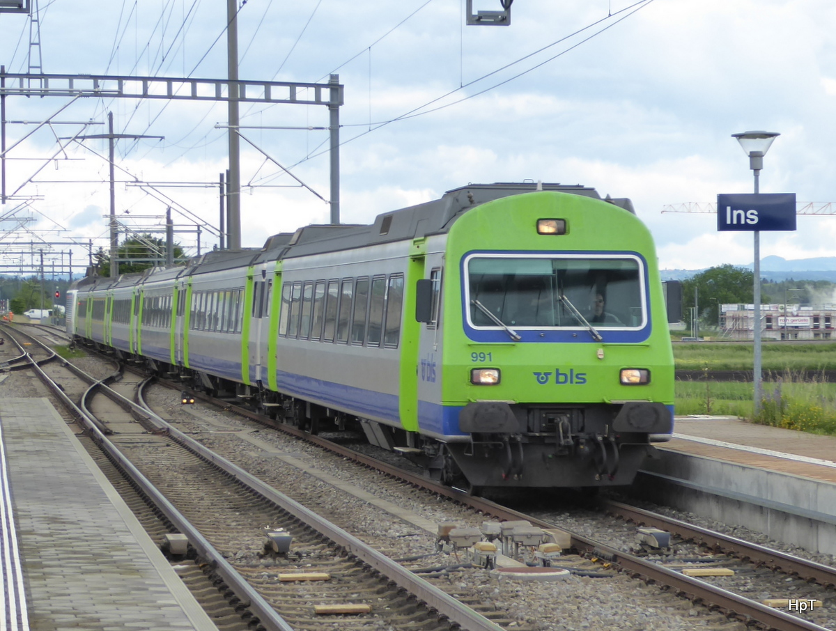 BLS - RE mit dem Steuerwagen Bt 50 85 80-35 991-9 an der Spitze bei der einfahrt in den Bahnhof Ins BLS am 24.05.2016