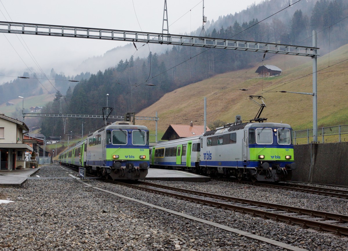 BLS: Seit dem Fahrplanwechsel 2015 verkehren EW III Pendel mit Re 420 (ehemals SBB) auf der Golden-Pass-Strecke. Zugskreuzung mit den Re 420 502-1 und Re 420 502-5 in Därstetten am 2. Januar 2016.
Foto: Walter Ruetsch