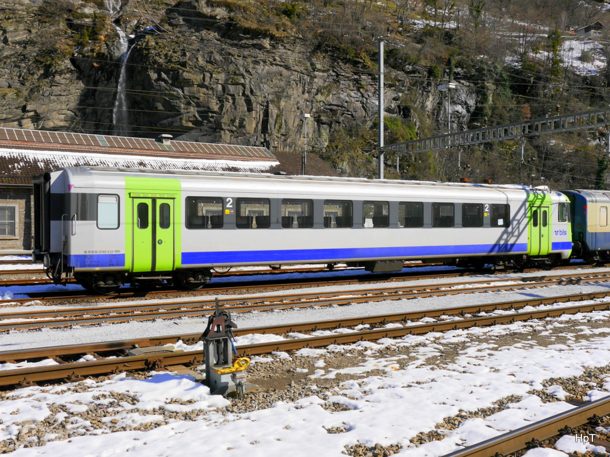 BLS - Steuerwagen 2 Kl.  Bt 50 85 80-35 902-6 abgestellt im Bahnhofsarea in Biasca am 10.03.2016