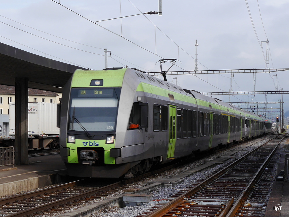 BLS - Triebzüge unterwegs als RE nach Brig und Zweisimmen an der Spitze der RABe 535 120 -0 bei der durchfahrt in Gwatt am 10.10.2014