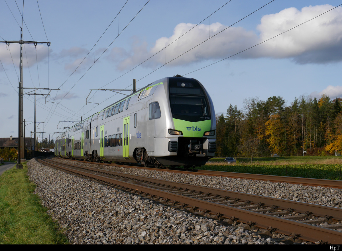 BLS - Triebzug RABe 515 021 unterwegs nach Thun bei Uttigen am 24.10.2020