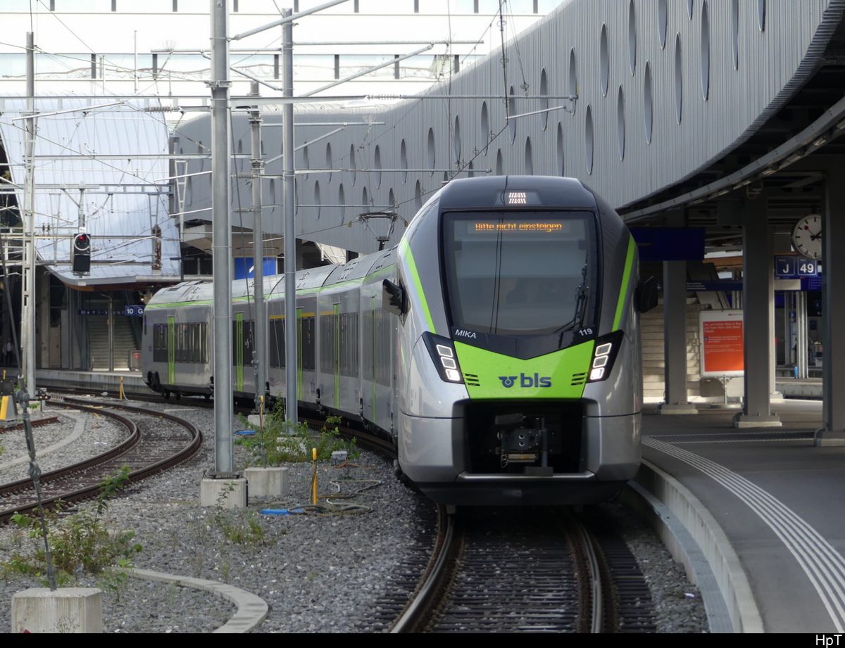 BLS - Triebzug RABe 528 119 im Bhf. Bern am 23.10.2022