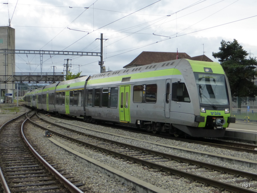 BLS - Triebzug RABe 535 117 bei der einfahrt im Bahnhof Kerzers am 31.08.2014