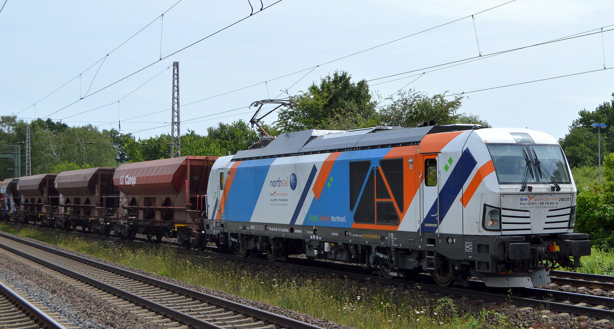 BM Bahndienste GmbH, Karlsruhe [D] mit der Dual Vectron  248 011  [NVR-Nummer: 90 80 2248 011-9 D-NRAIL] und einem Schotterzug am 18.07.22 Vorbeifahrt Bahnhof Dedensen Gümmer.