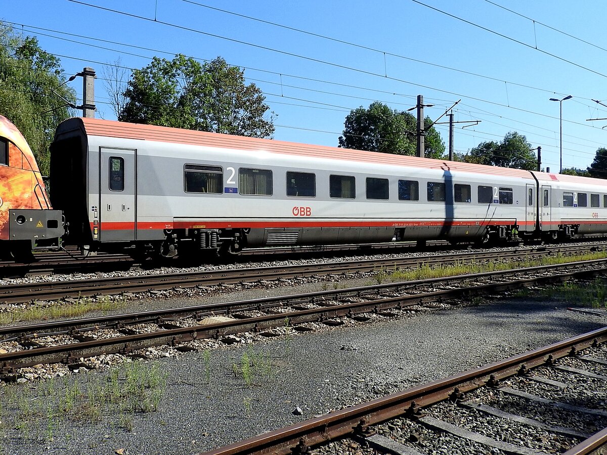 Bmpz 70 81 2094 065-3 wird durch den Bhf. Timelkam in Richtung Salzburg gezogen; 240907