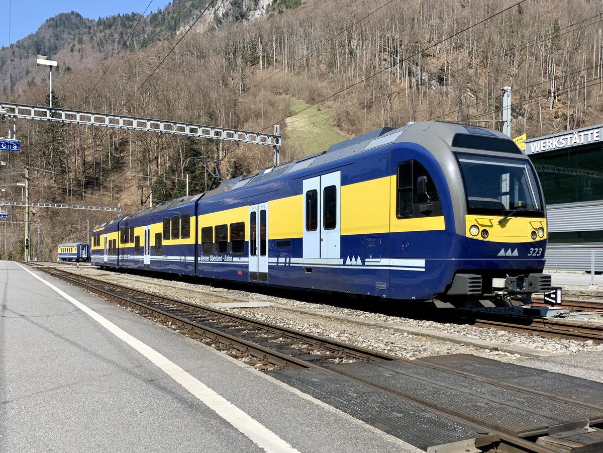 BOB ABDeh 8/8 323 der am 2.4.20 beim Bahnhof Zweilütschinen abgestellt ist.