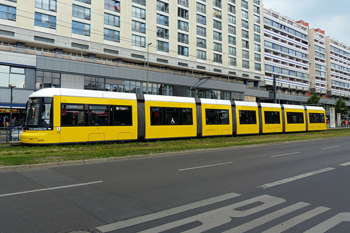 Bombardier Flexity '8028' der BVG, hier in Berlin-Mitte im Juli 2016.