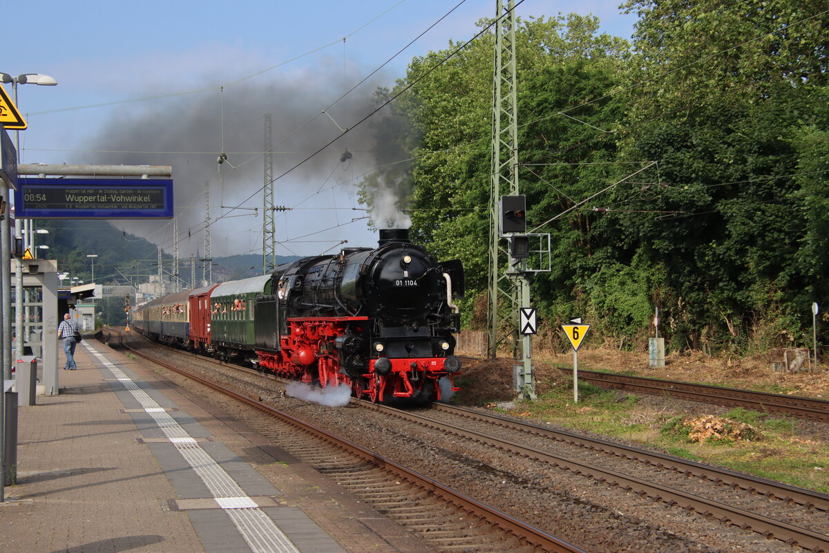 BR 01 1104 bei der Durchfahrt Wuppertal Unterbarmen in Richtung Hagen als Sonderfahrt am 24. Juni 2023